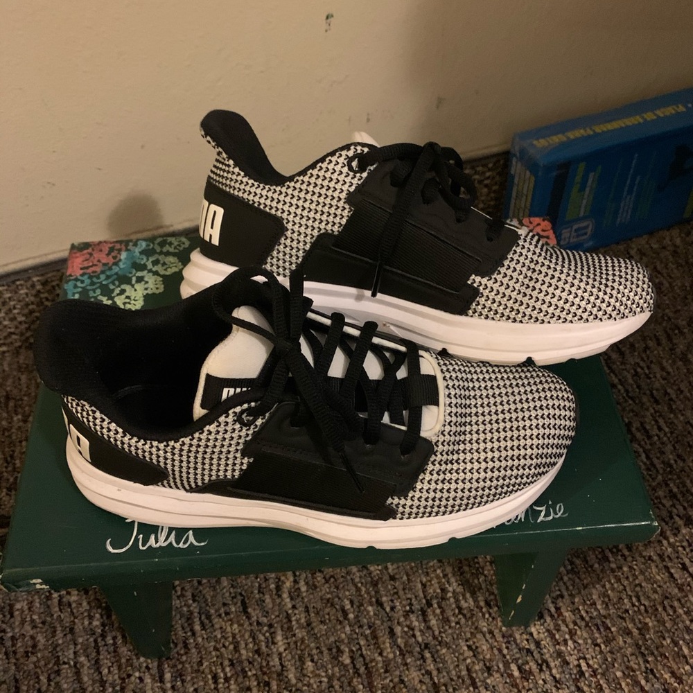 Puma shoes size 6 women.